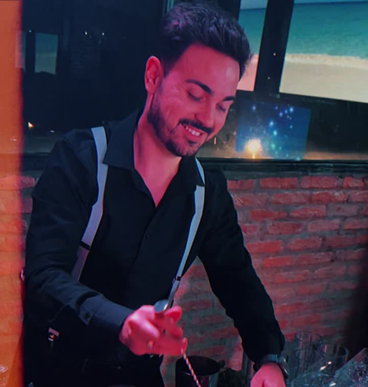 Bar de drinks montado para evento com equipe e insumos organizados