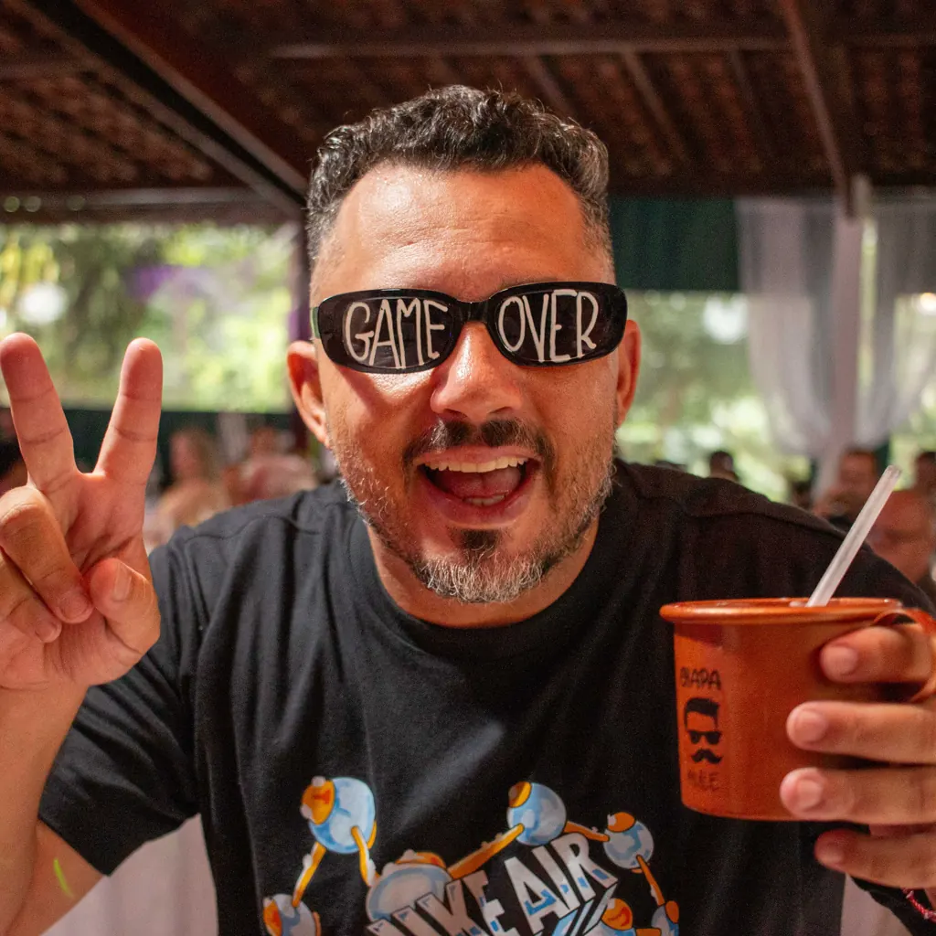 Festa adulta com bar de drinks e convidados em atendimento